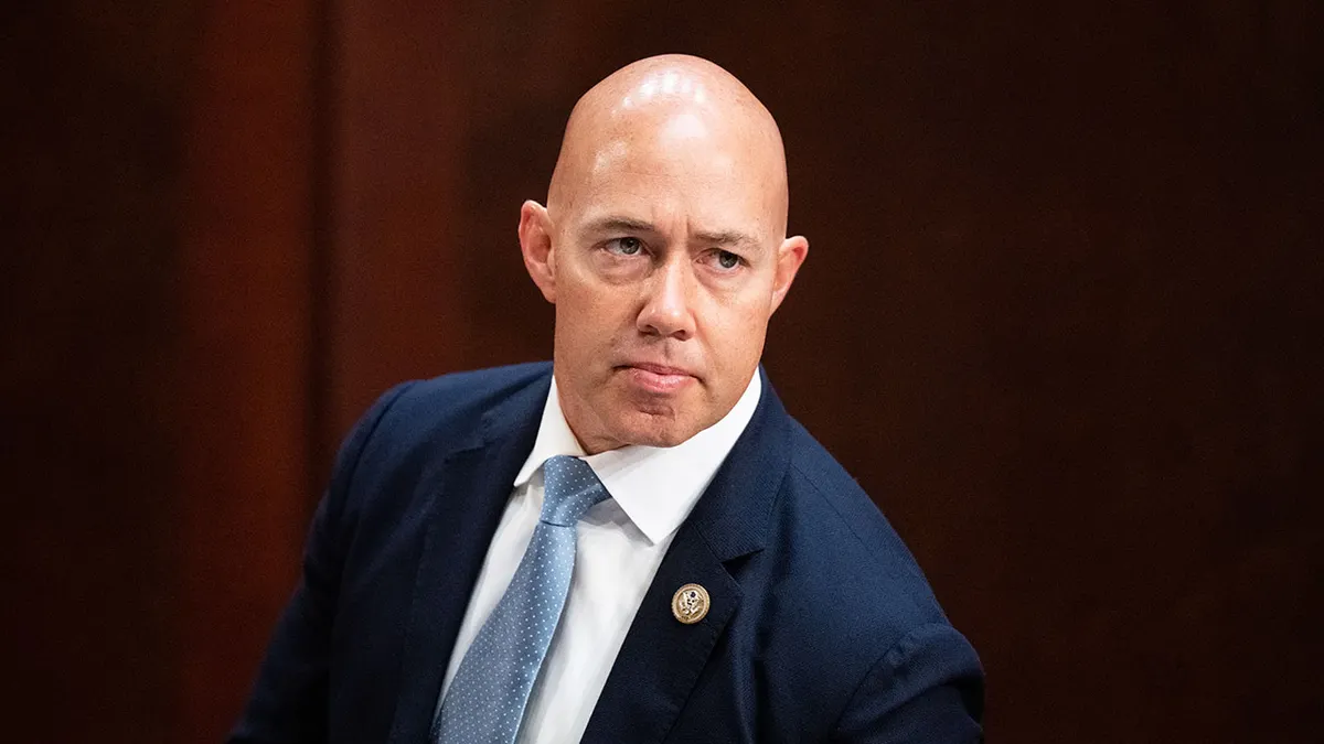 Rep. Brian Mast govori na Capitol Hillu