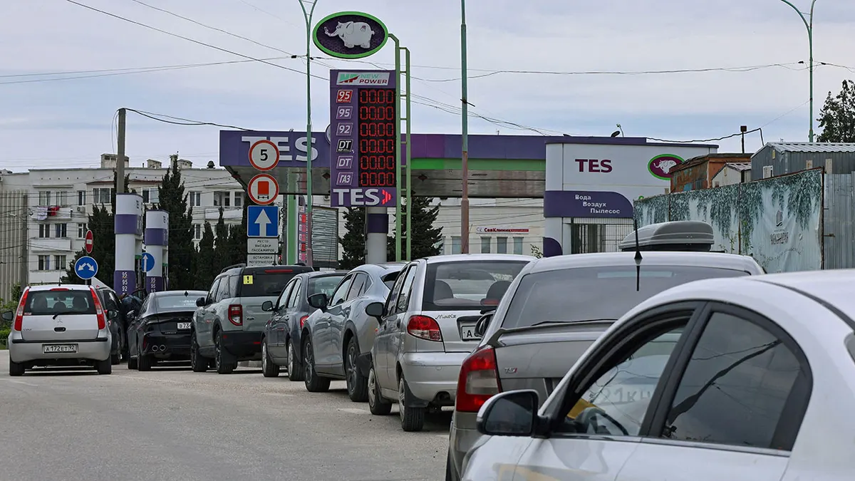 Automobili čekaju u redu za gorivo na benzinskoj postaji u Rusiji