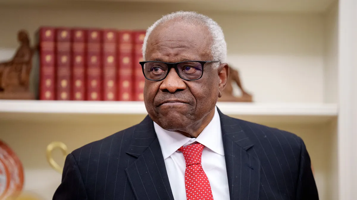 Sudac Vrhovnog suda SAD-a Clarence Thomas sjedi u Ovalnom uredu u Bijeloj kući