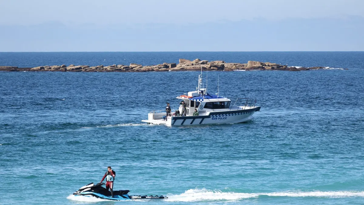 Spasilac i policijski čamac NSW-a patroliraju plažom Coogee nakon napada morskog psa u Sydneyu, Australija, 13. lipnja 2026.