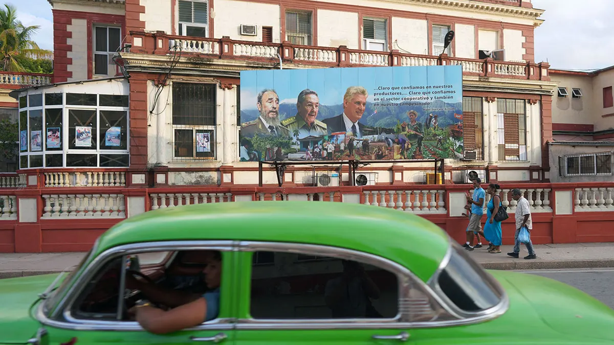 Poster pokojnog kubanskog predsjednika Fidela Castra, bivšeg kubanskog predsjednika Raula Castra i kubanskog predsjednika i prvog tajnika Komunističke partije Miguela Diaz-Canela