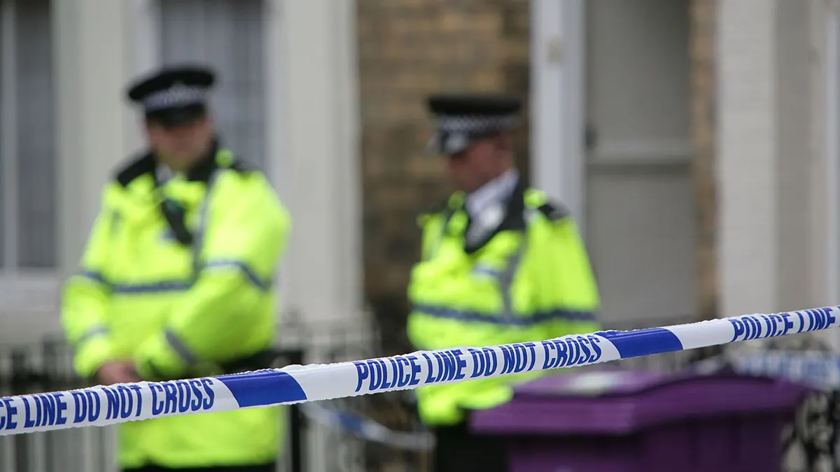 Policajci stoje ispred kuće u ulici Hatherley u Liverpoolu