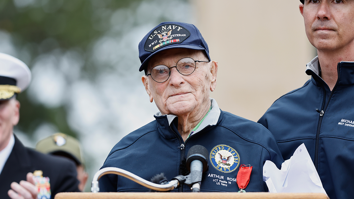 Američki veteran Drugog svjetskog rata Arthur Rose drži govor