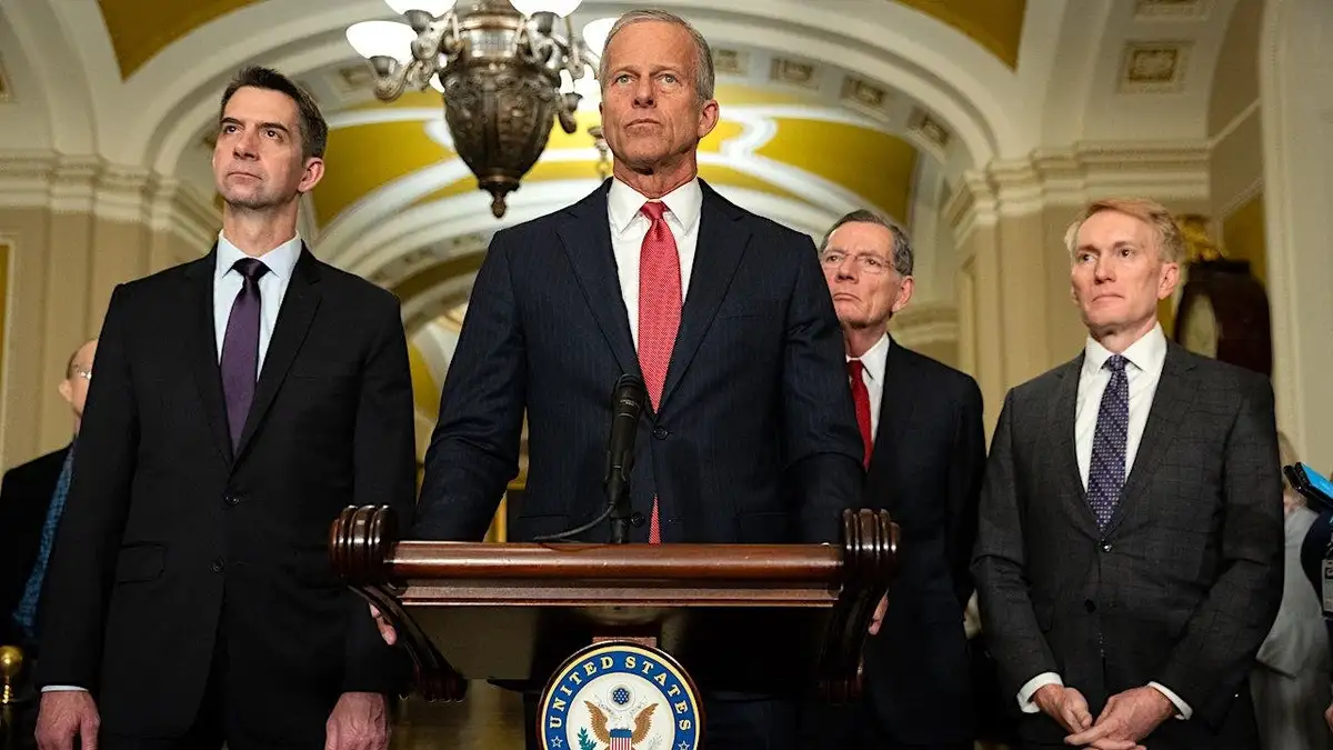 Vođa senatske većine John Thune govori na konferenciji za novinare u Washingtonu, DC