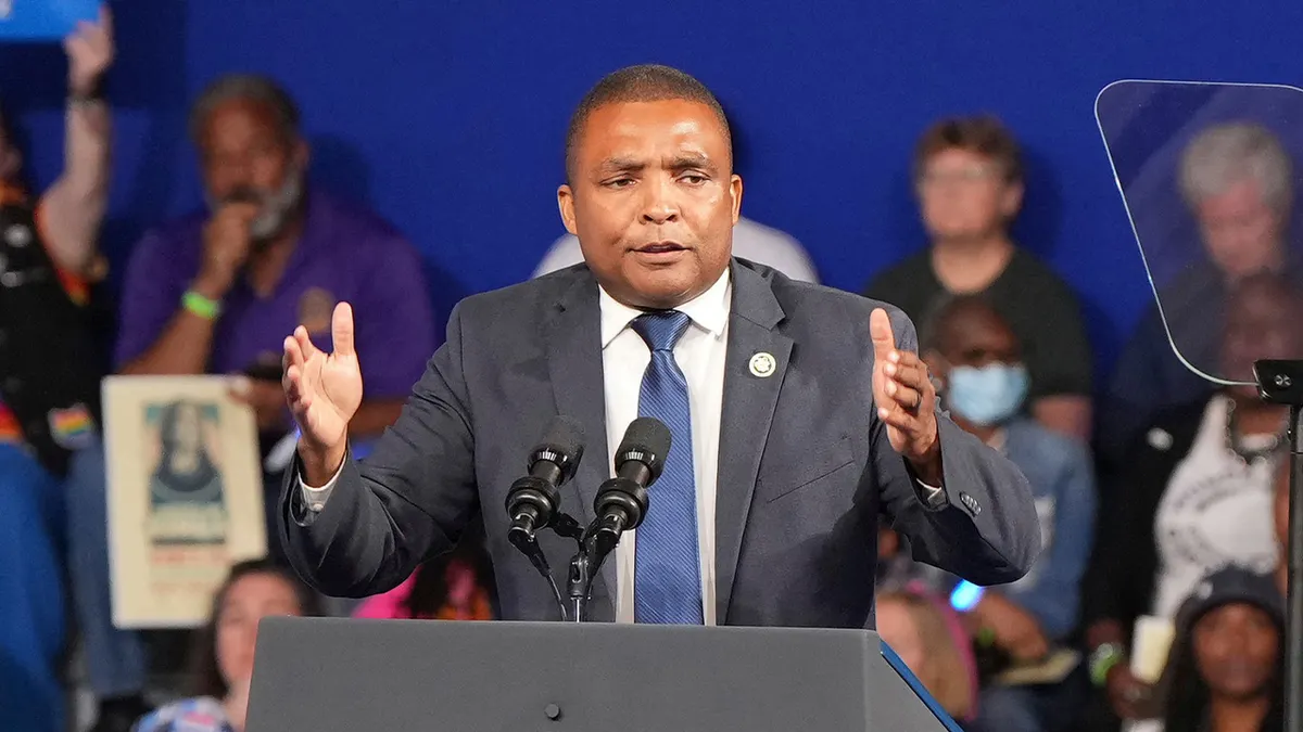 Zastupnik Don Davis govori na događaju kampanje na Sveučilištu East Carolina u Greenvilleu, Sjeverna Karolina