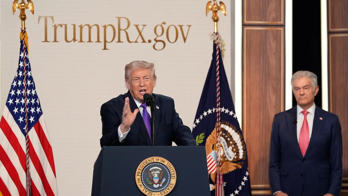 Predsjednik Donald Trump govori u zgradi izvršnog ureda Old Eisenhower dok ga sluša dr. Mehmet Oz