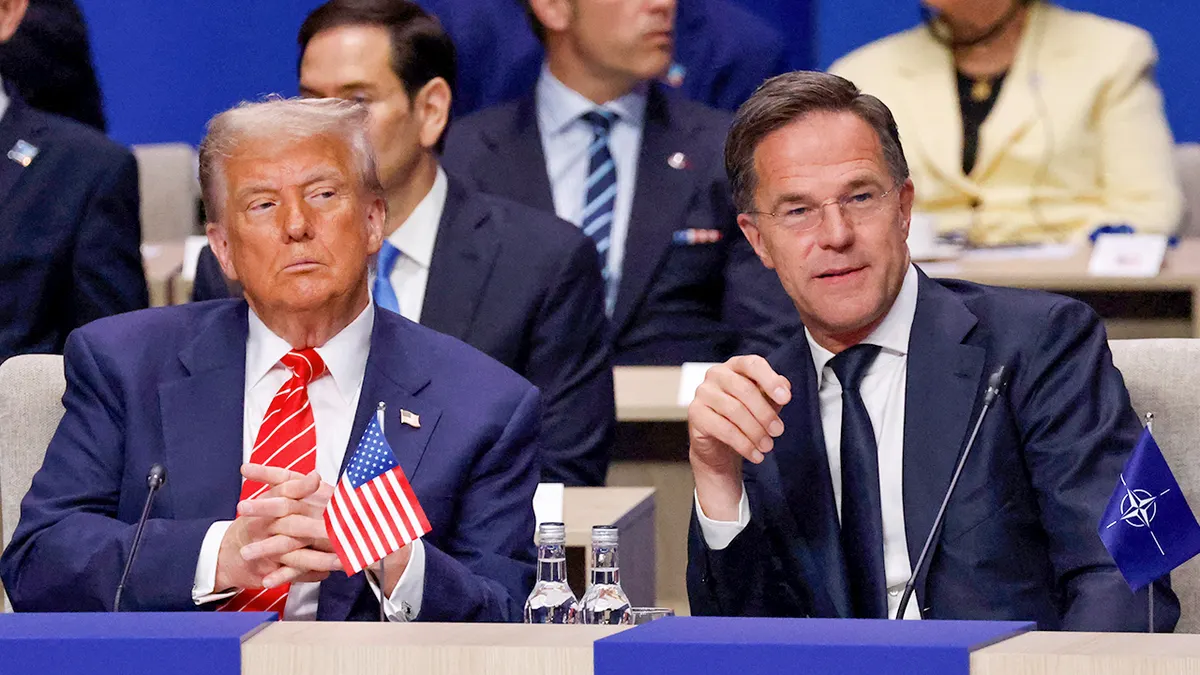 Američki predsjednik Donald Trump i glavni tajnik NATO-a Mark Rutte stoje zajedno na summitu.