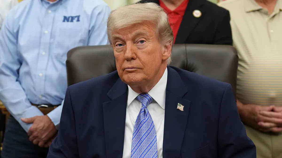 Predsjednik Donald Trump stoji u Ovalnom uredu u Bijeloj kući