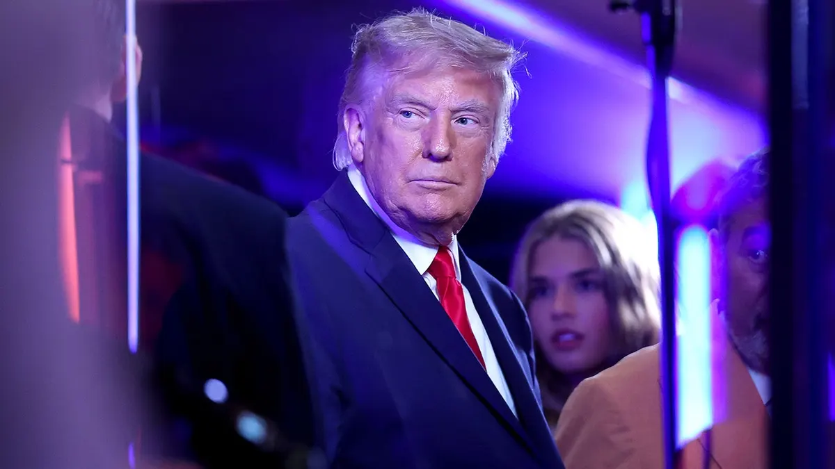 Američki predsjednik Donald Trump gleda u Madison Square Garden tijekom utakmice NBA finala