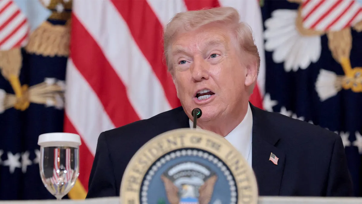 Predsjednik Donald Trump govori tijekom ručka s članovima odbora Kennedy Centera u istočnoj sobi Bijele kuće