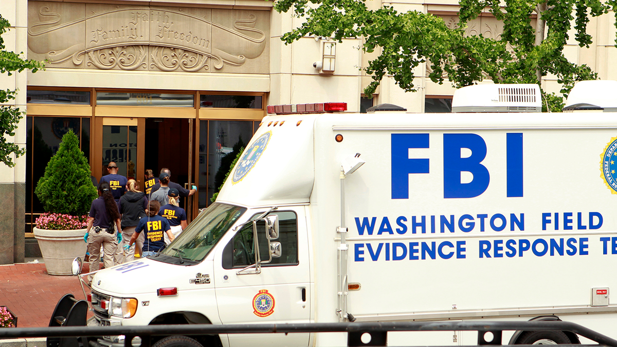 Osoblje FBI-a ulazi u ured Vijeća za istraživanje obitelji u Washingtonu