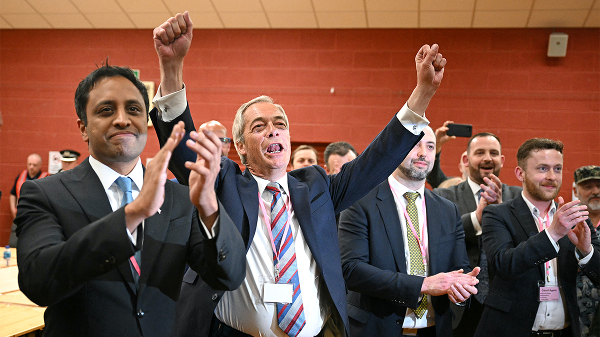 Nigel Farage slavi s navijačima na stadionu DCBL u Widnesu