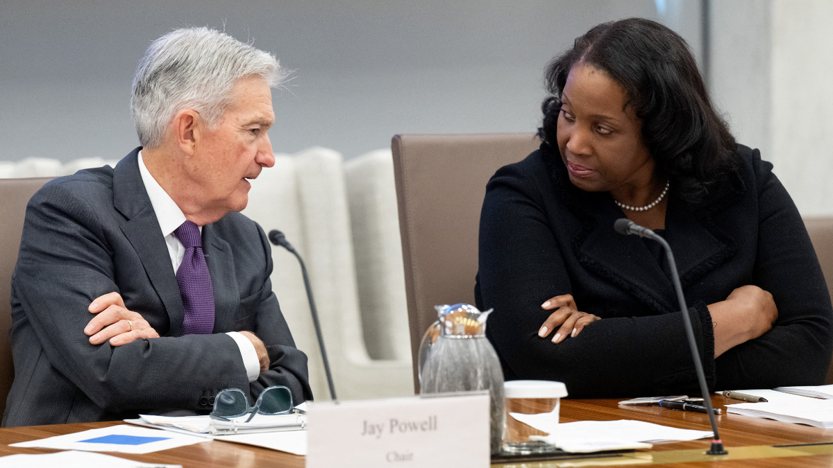 Predsjednik Jerome Powell razgovara s guvernerkom Feda Lisom Cook u zgradi Uprave saveznih rezervi u Washingtonu, DC