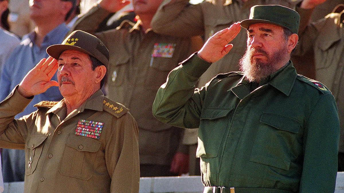 Fidel Castro i njegov brat Raul Castro na paradi u Havani na Kubi