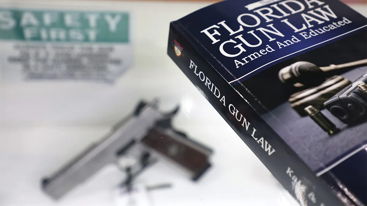 Knjiga zakona o oružju Floride izložena u trgovini Top Shottas Guns and Tactical Supply u Fort Lauderdaleu