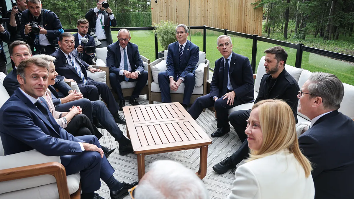 Francuski predsjednik Emmanuel Macron, predsjednica Europske komisije Ursula Von der Leyen, glavni tajnik NATO-a Mark Rutte, japanski premijer Shigeru Ishiba, njemački kancelar Friedrich Merz, američki ministar financija Scott Bessent, kanadski premijer Mark Carney, ukrajinski predsjednik Volodymyr Zelenskyy, britanski premijer Keir Starmer i talijanska premijerka Giorgia Meloni na sastanku na vrhu G7 u Kananaskis, Alberta