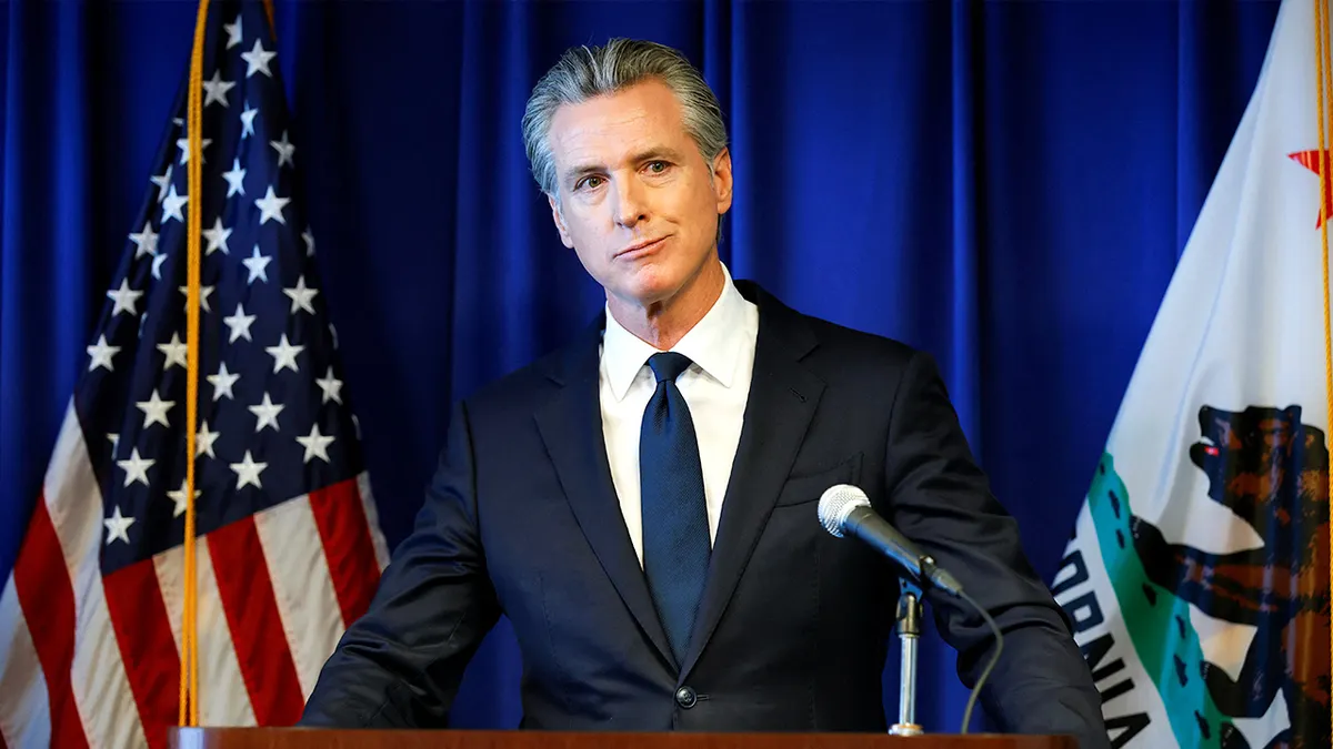 Guverner Kalifornije Gavin Newsom govori za govornicom tijekom konferencije za novinare