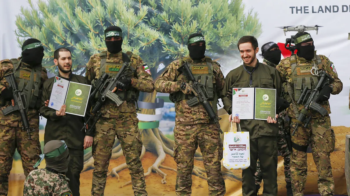 Članovi brigade Al-Qassam predaju izraelske taoce Međunarodnom odboru Crvenog križa u Gazi