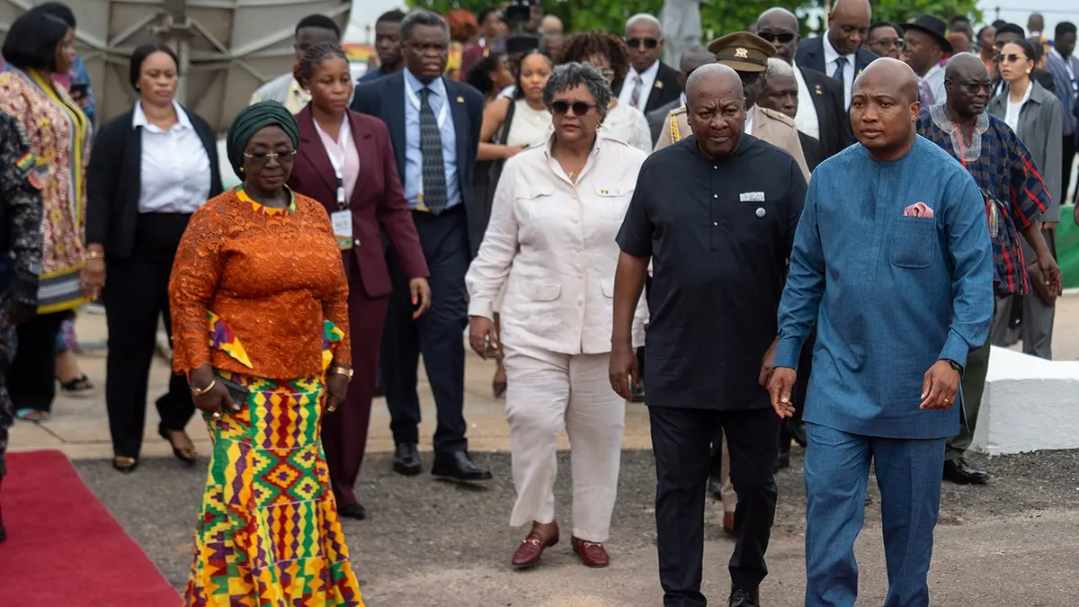 John Dramani Mahama i Mia Amor Mottley na polaganju vijenaca u dvorcu Christiansborg u Akri, Gana