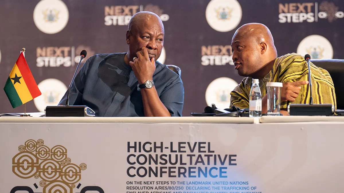 John Dramani Mahama i Samuel Okudzeto Ablakwa sjede za konferencijskim stolom u Accri, Gana.