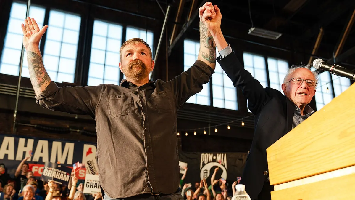 Graham Platner i senator Bernie Sanders zajedno stoje na događaju Fighting Oligarchy u Portlandu, Maine