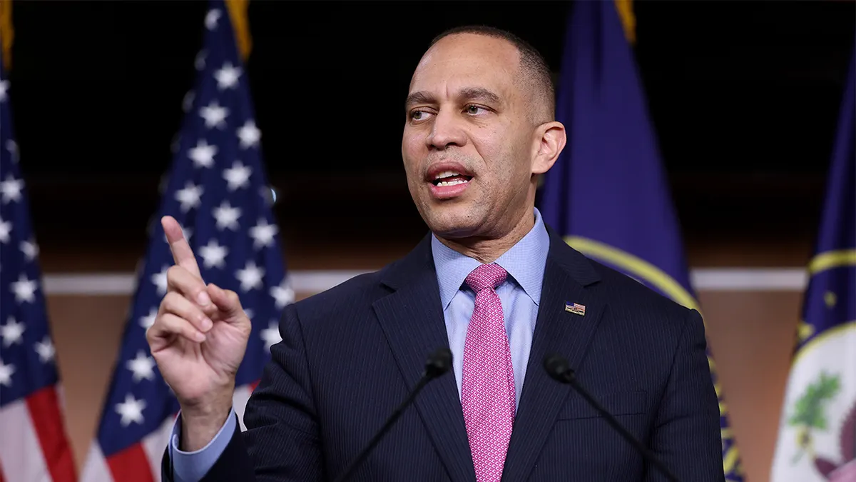 Čelnik manjine u Zastupničkom domu Hakeem Jeffries govori na tiskovnoj konferenciji u američkom Kapitolu