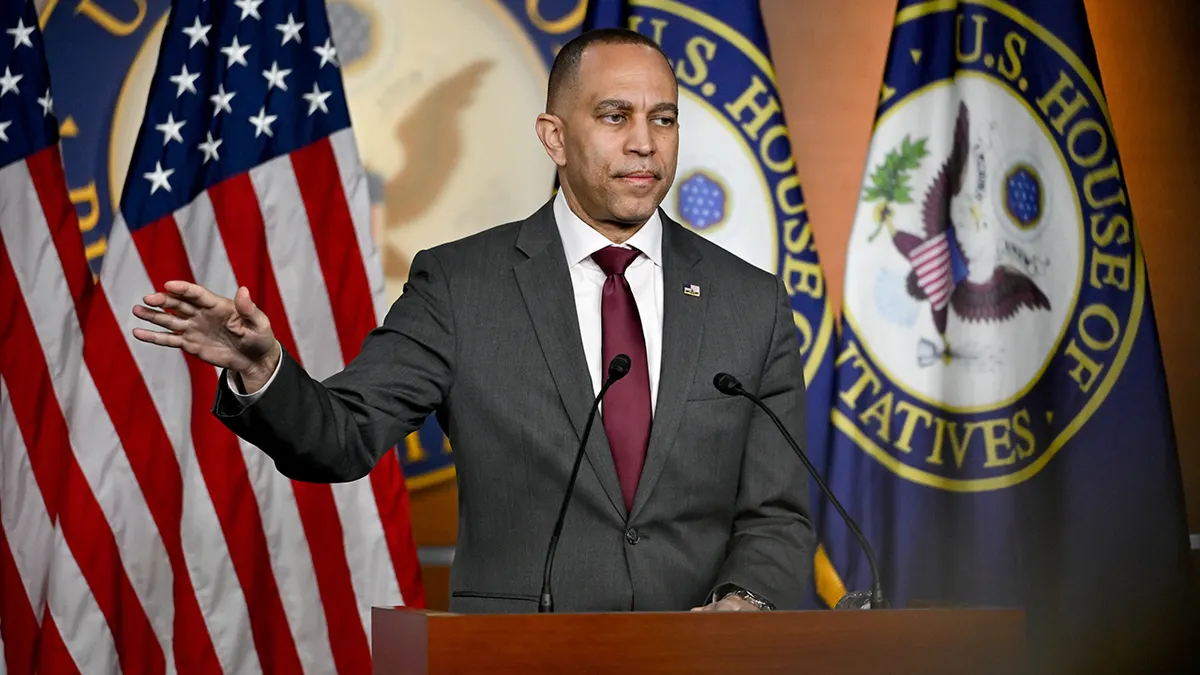 Zastupnik Hakeem Jeffries govori na konferenciji za novinare u američkom Kapitolu u Washingtonu, DC