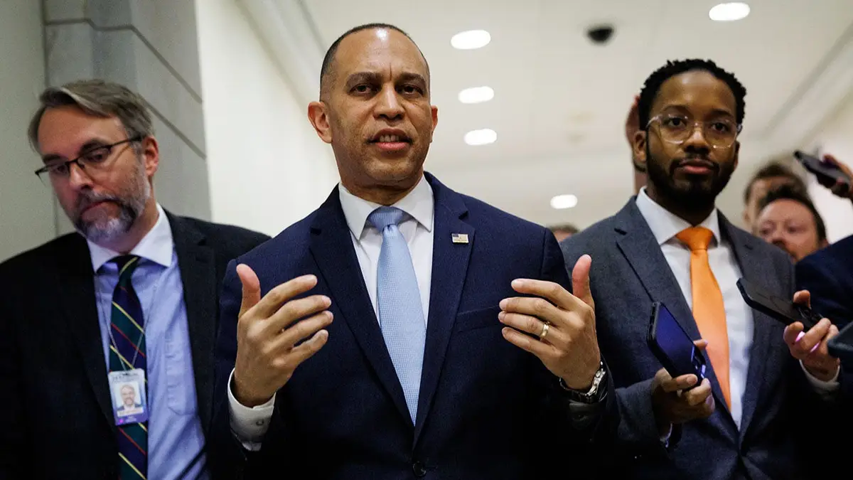 Čelnik manjine u Zastupničkom domu SAD-a Hakeem Jeffries u šetnji i razgovoru s novinarima na američkom Kapitolu
