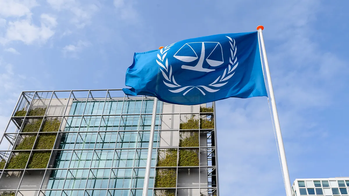 Zastava ICC-a vijori se u Den Haagu u Nizozemskoj.