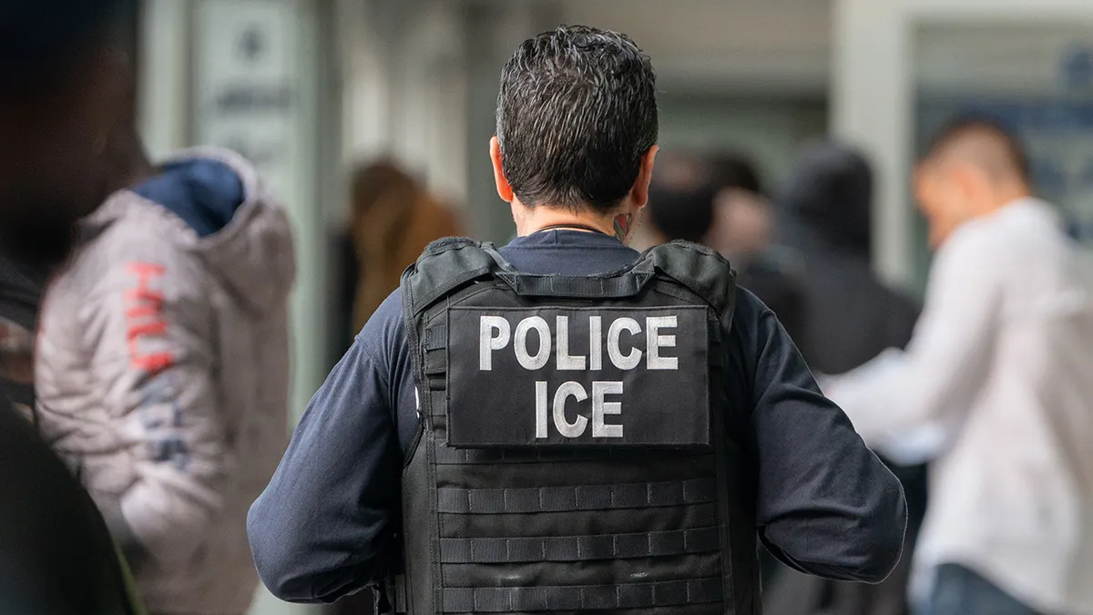 Agent ICE prati stotine tražitelja azila unutar federalne zgrade Jacoba K. Javitsa u New Yorku