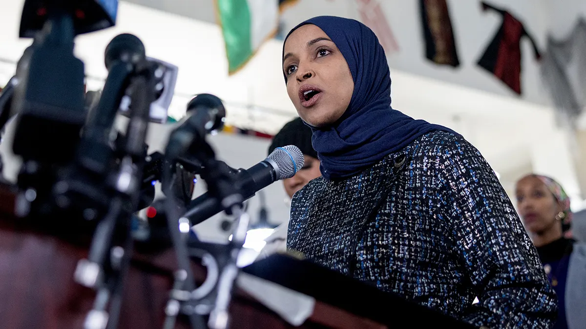 Američki zastupnik Ilhan Omar govori u Karmel Mallu u Minneapolisu