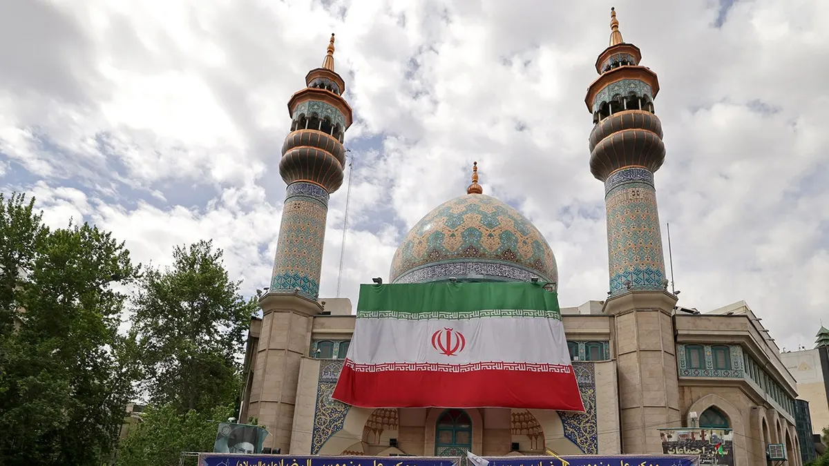Iranska zastava na džamiji u Teheranu