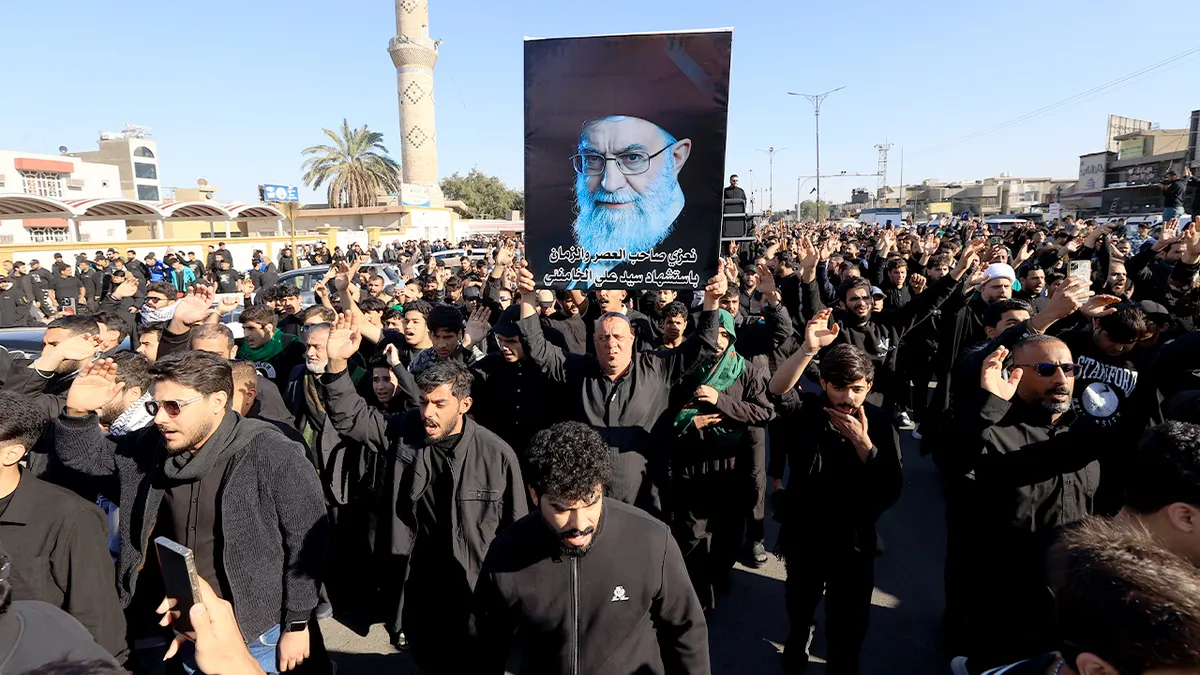 Pristaše drže iranske zastave i portrete ajatolaha Ali Khameneija u bagdadskoj četvrti Sadr