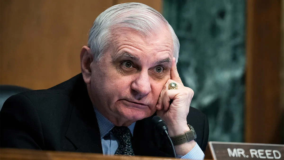 Sen. Jack Reed sluša tijekom svjedočenja predsjednika Federalnih rezervi Jeromea Powella na saslušanju u senatskom odboru
