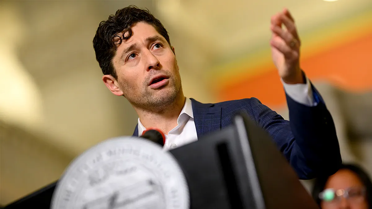 Gradonačelnik Minneapolisa Jacob Frey govori za govornicom tijekom konferencije za novinare u Gradskoj vijećnici.