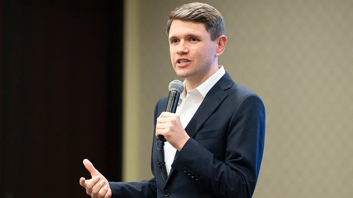 James Talarico govori na događaju
