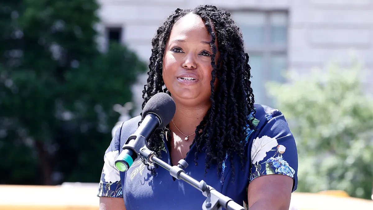 Članica Vijeća 4. odjela Janeese Lewis-George govori na skupu u Washingtonu, DC
