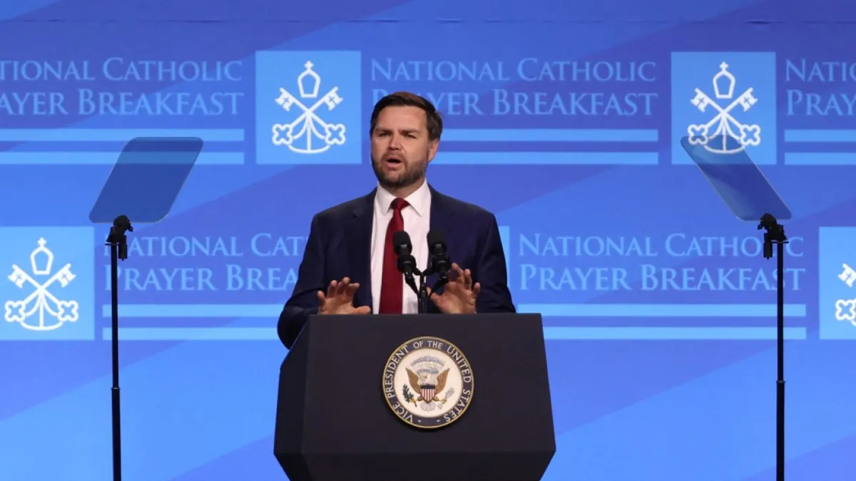 Potpredsjednik JD Vance govori za govornicom na Nacionalnom katoličkom molitvenom doručku u Washingtonu, DC