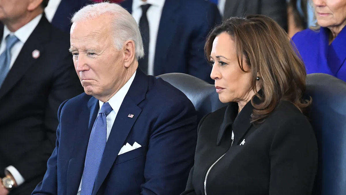 Predsjednik Joe Biden i potpredsjednica Kamala Harris stoje u Rotondi američkog Kapitola tijekom ceremonije inauguracije Donalda Trumpa