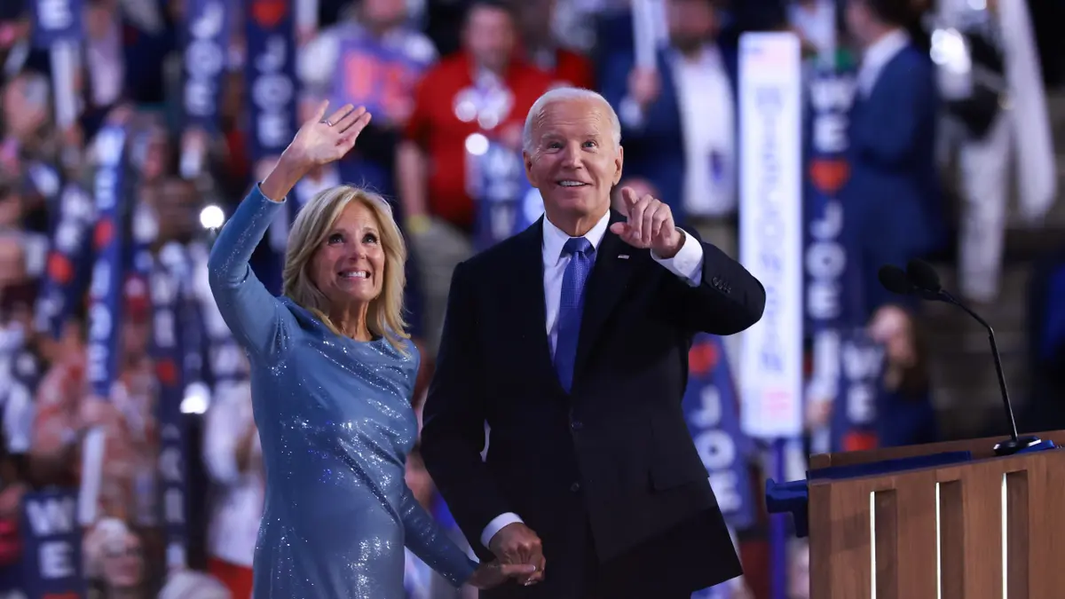 Prva dama Jill Biden i predsjednik Joe Biden mašu publici na Demokratskoj nacionalnoj konvenciji u Chicagu
