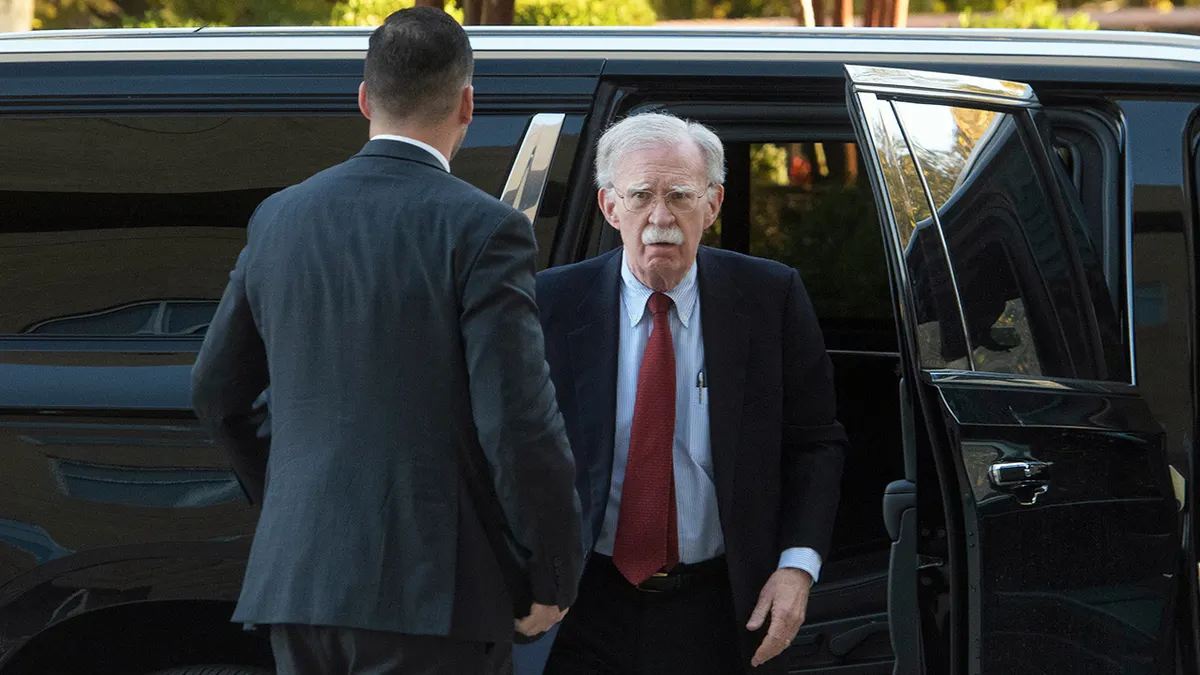 John Bolton izlazi iz vozila pri dolasku u Greenbelt Federal Courthouse u Marylandu