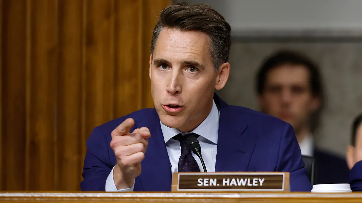 Senator Josh Hawley ispituje dužnosnike tijekom saslušanja u Senatu u poslovnoj zgradi Capitol Hilla