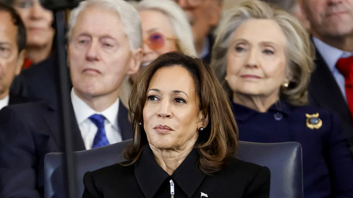 Bivši predsjednik Bill Clinton, bivša potpredsjednica Kamala Harris i bivša državna tajnica Hillary Clinton stoje u rotondi američkog Kapitola