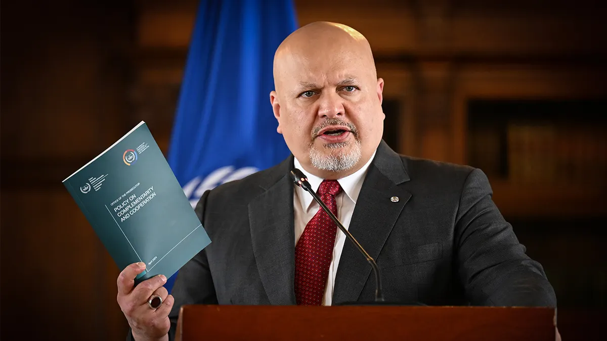 Karim Khan govori u mikrofon