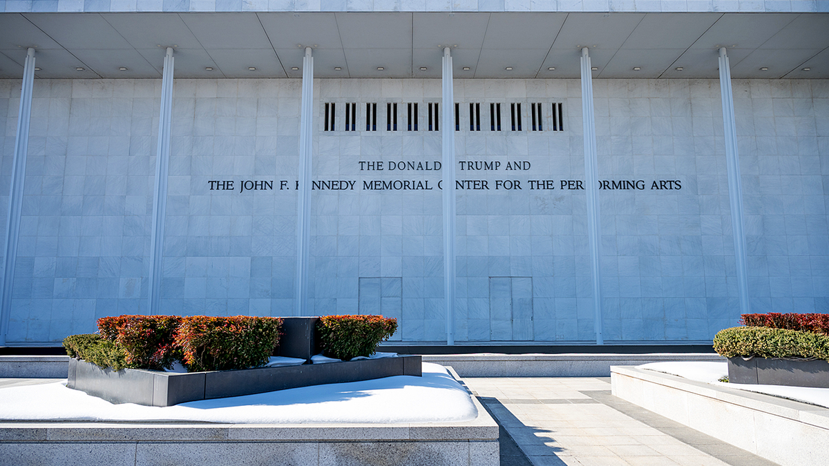 Znak na zgradi John F. Kennedy Center for Performing Arts