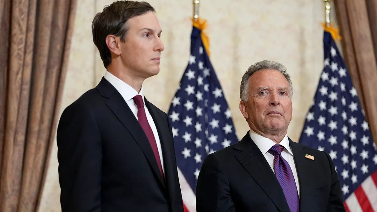 Potpredsjednik JD Vance razgovara s Jaredom Kushnerom i Steveom Witkoffom koji slušaju u Islamabadu Pakistan
