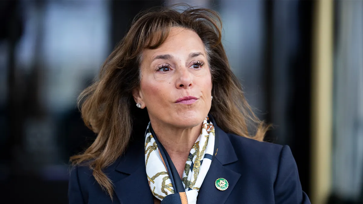 Zastupnica Lisa McClain napušta sastanak u klubu Capitol Hill