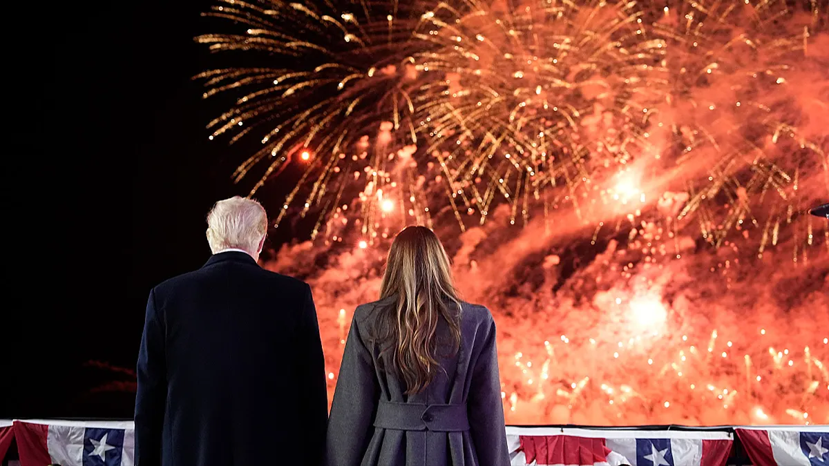 Tadašnji novoizabrani predsjednik Donald Trump i Melania Trump gledaju vatromet u Trump National Golf Clubu u Sterlingu, Virginia