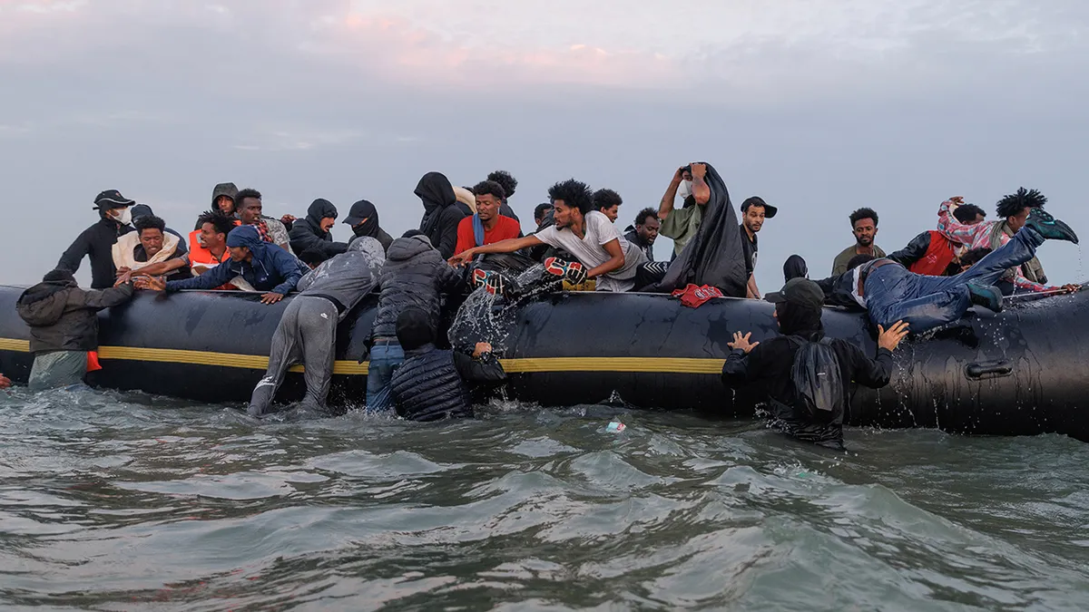 Migranti gacaju u vodu u blizini Gravelinesa u Francuskoj, a trgovci ljudima upravljaju scenom