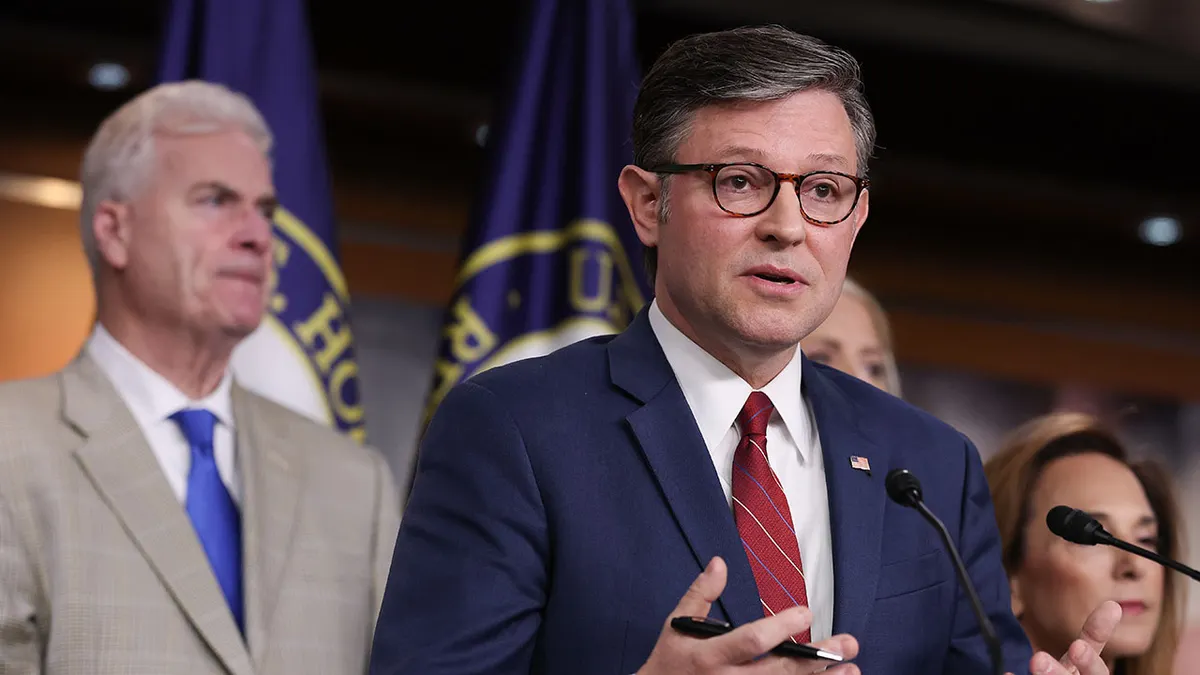 Predsjednik američkog Zastupničkog doma Mike Johnson odgovara na pitanja na tiskovnoj konferenciji u američkom Kapitolu